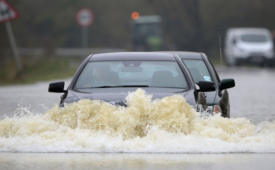 Lái xe trong mùa mưa cần lưu ý điều gì?