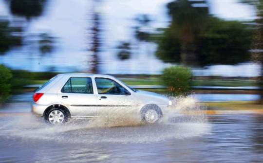 Làm gì để bảo vệ xe ô tô những ngày mưa gió?