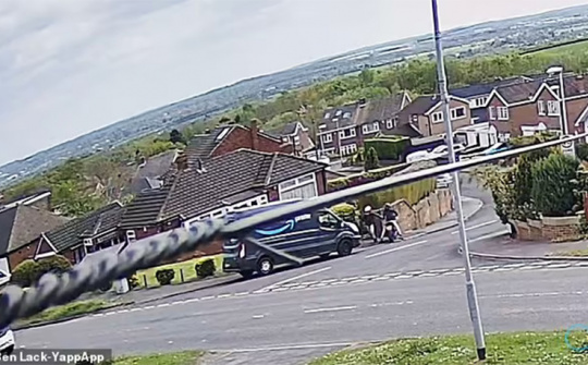 Liều lĩnh cướp xe van đang giao hàng