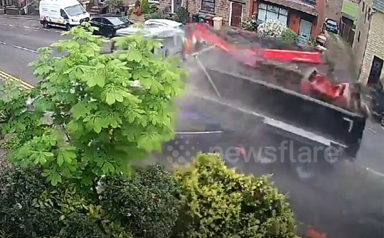 Xe tải đâm tan nát 3 ô tô trong vụ tai nạn kinh hoàng