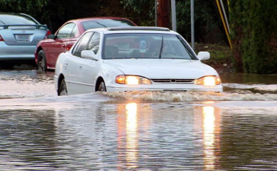 Kỹ năng lái xe ô tô an toàn qua vùng ngập nước