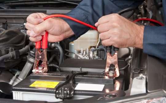 Cách khởi động xe khi bình ắc quy hết điện