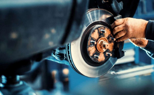 Phanh ô tô bị nặng là do đâu?