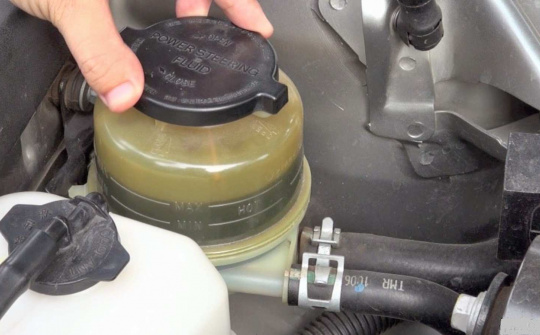 Cách kiểm tra dầu trợ lực lái nếu chủ xe điều khiển thấy bất thường