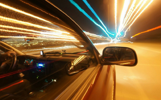 Dùng đèn pha ô tô để xin đường và nhường đường đúng cách