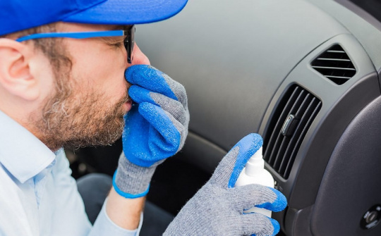 Xe ô tô có mùi khí thải khó chịu, nguyên nhân do đâu?