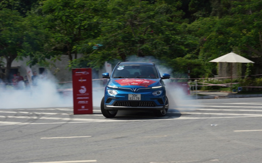 Màn đua nghẹt thở của VF e34 tại giải đua Gymkhana bằng xe điện đầu tiên