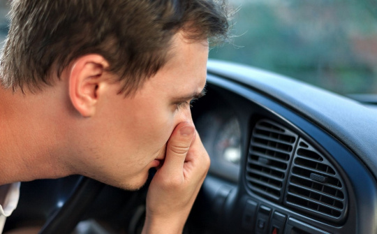 Nguyên nhân khiến điều hòa ô tô có mùi hôi