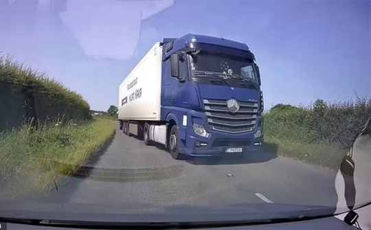 Cú đánh lái thoát tử thần ở tốc độ gần 100 km/h