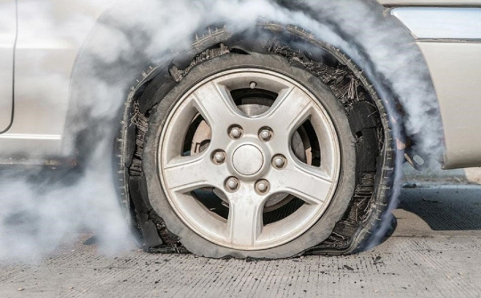 Nguyên nhân gây nổ lốp xe ô tô vào mùa hè