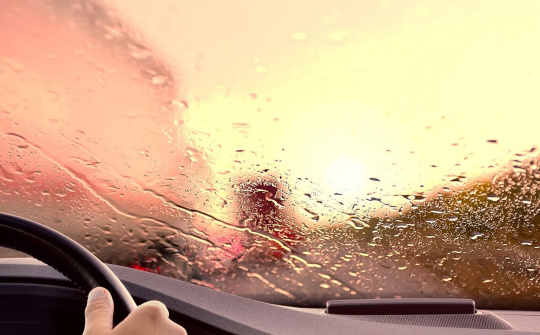 Những lưu ý bảo vệ xe ô tô trong ngày mưa dông