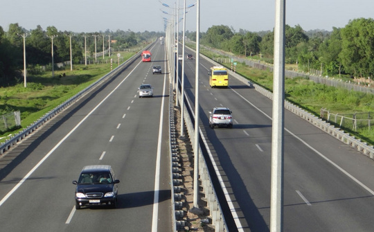 Mức phạt lỗi đi lùi trên cao tốc mà lái xe cần biết