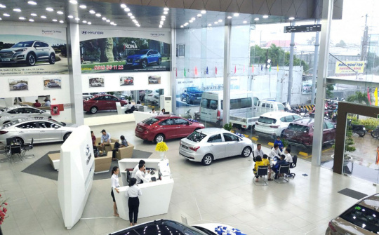 Ô tô "khan hàng", các đại lý giở chiêu "bẫy giá"