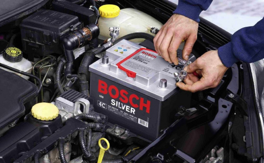 Lý do khiến ô tô điện vẫn không thể thiếu ắc-quy