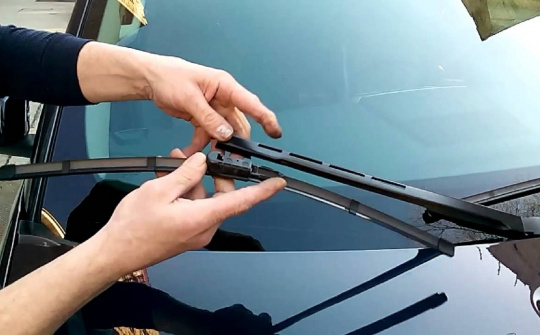 Bao lâu thì nên thay cần gạt mưa ô tô?