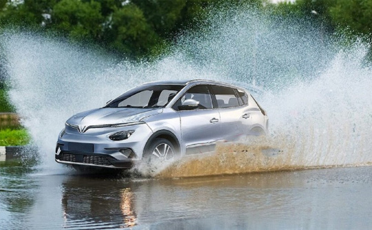 Lưu ý giúp ô tô điện di chuyển an toàn khi trời mưa