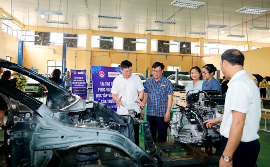 Honda Việt Nam trao tặng xe ô tô, động cơ ô tô và xe máy,... cho các trường cao đẳng, đại học