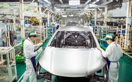 Đại gia Tiền “tung tiền” làm ô tô tại Việt Nam