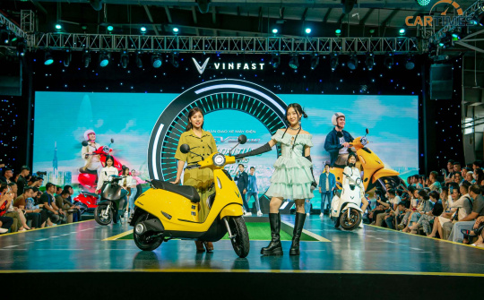 VinFast bàn giao lô xe máy điện Evo 200 đầu tiên tại nhà máy