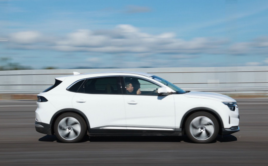 Khách Việt tiên phong đặt mua VF 8 phấn khích với chuyến tham quan nhà máy VinFast