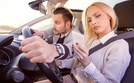 Những yếu tố gây mất tập trung khi lái xe