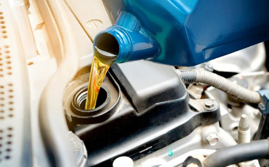 Lý do xe ôtô phải thay dầu nhớt thường xuyên