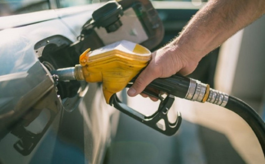 Đổ nhầm nhiên liệu cho xe ô tô phải xử lý thế nào?