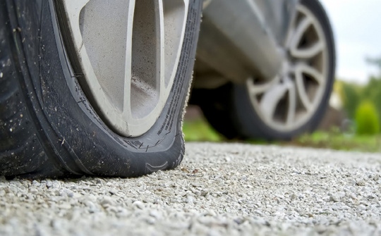 Vì sao lốp ô tô bị xuống hơi vào mùa đông?