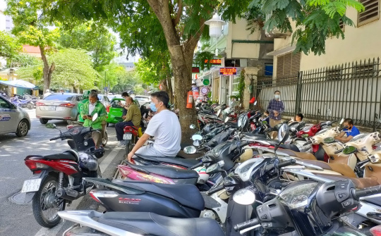 Trông giữ xe trái phép ở vỉa hè bị xử phạt bao tiền?