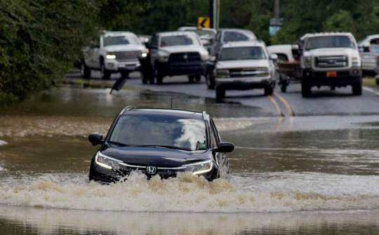 Xử lý như thế nào khi ô tô bị tắt máy đột ngột khi đi qua vùng ngập?
