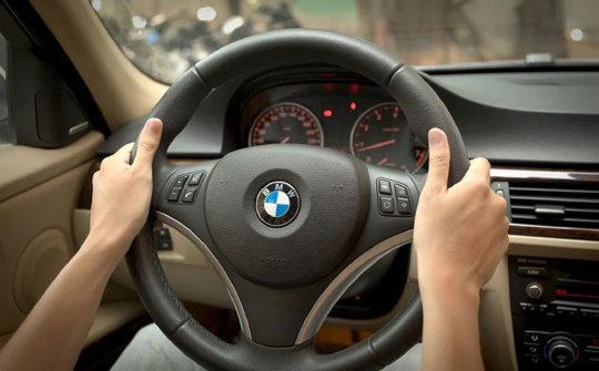 Cách cầm vô lăng trong quá trình điều khiển xe