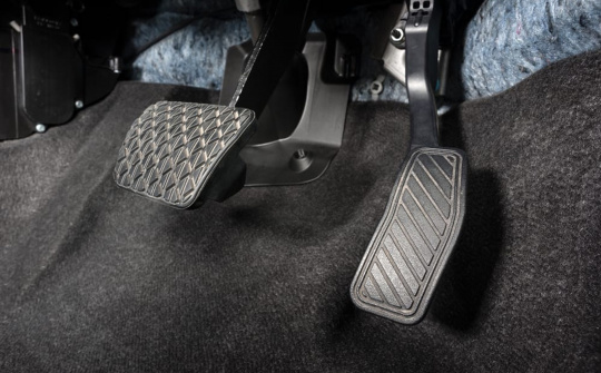 Nguyên nhân khiến bàn đạp phanh ô tô bị tụt thấp