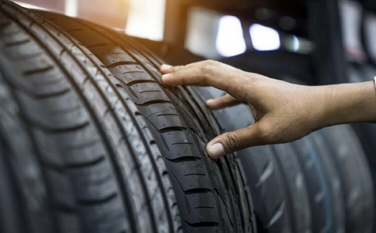 Vì sao lốp ô tô không thủng nhưng vẫn bị xuống hơi