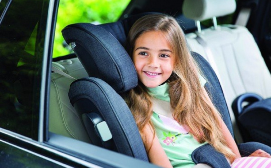 Những lưu ý khi trẻ em ngồi trên xe ô tô cha mẹ nên biết