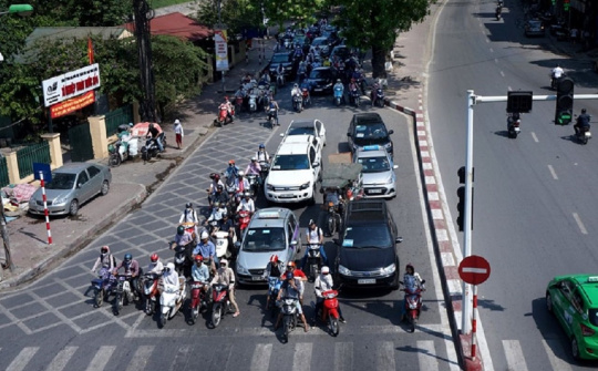 Lỗi dừng đèn đỏ sai làn đường bị phạt bao nhiêu tiền?