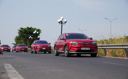 Người dùng xe điện VinFast VF 8 “rủ nhau” đi offline