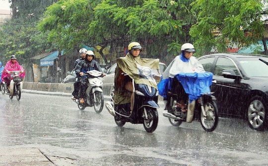 Kỹ năng đi xe máy an toàn khi trời mưa, đường trơn