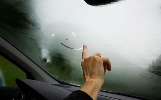 Mẹo xử lý kính lái và gương chiếu hậu bị mờ khi trời mưa