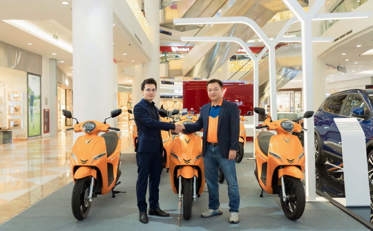 Ahamove mua 200 xe máy điện VinFast để triển khai dịch vụ thuê xe