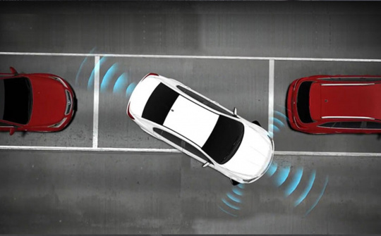 Camera lùi và cảm biến đỗ xe, nên chọn thiết bị nào?