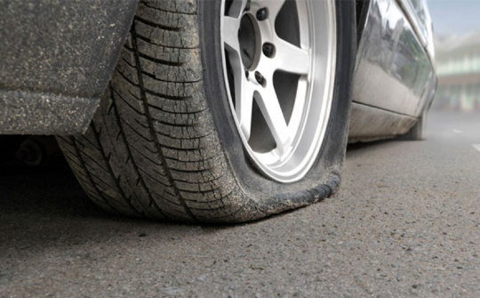 Những dấu hiệu trước khi xe bị nổ lốp mà tài xế cần biết