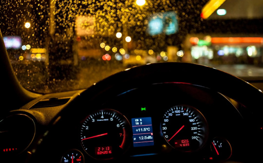 Bí quyết “vàng” lái xe ô tô vào ban đêm an toàn nhất