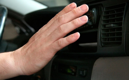 Trời nắng nóng, sử dụng điều hoà ô tô thế nào cho hiệu quả?