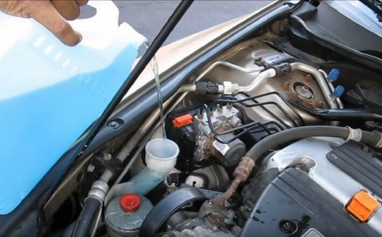 Dấu hiệu cảm biến báo mức nước kính ôtô có vấn đề và cách khắc phục