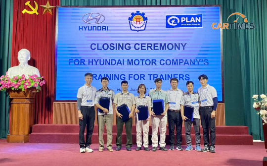 Thầy dạy kĩ thuật ô tô tại Việt Nam được Hyundai Motor trao chứng nhận đào tạo