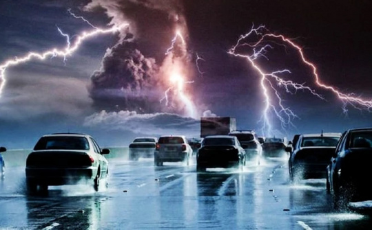 Ô tô điện đi trời mưa sấm chớp có an toàn không?