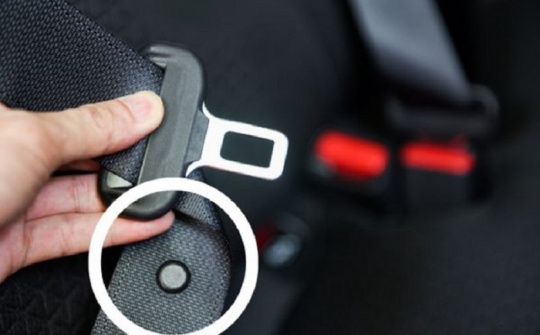 Nút nhựa đính trên dây an toàn ô tô có tác dụng gì?