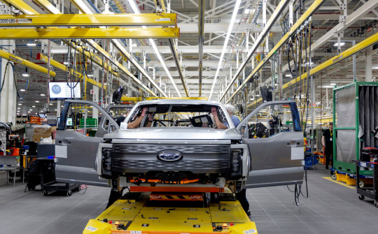 Thiếu lithium để sản xuất pin xe điện, các Hãng ô tô đầu tư vào khai khoáng