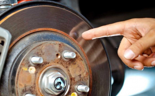 Phanh ôtô bị gỉ sét có nguy hiểm?