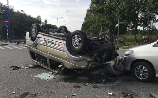 Nguyên nhân nào khiến ô tô dễ bị lật?